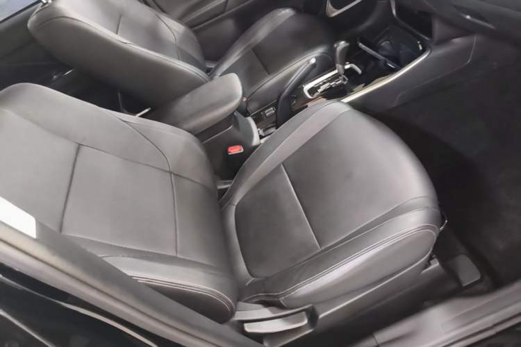 Used Mitsubishi Outlander 2018 2.0L Two-Wheel-Drive Jiale Edition 7-Seater Right Front Seat
