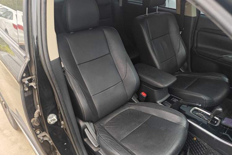 Used Mitsubishi Outlander 2018 2.0L Two-Wheel Drive Glory Edition 5 Seats Right Front Seat