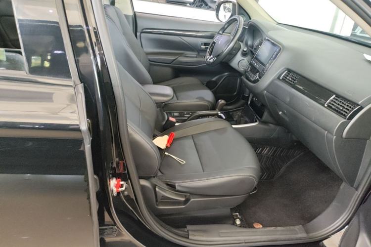 Used Mitsubishi Outlander 2018 2.0L Two-Wheel-Drive Jiale Edition 7-Seater Right Front Seat