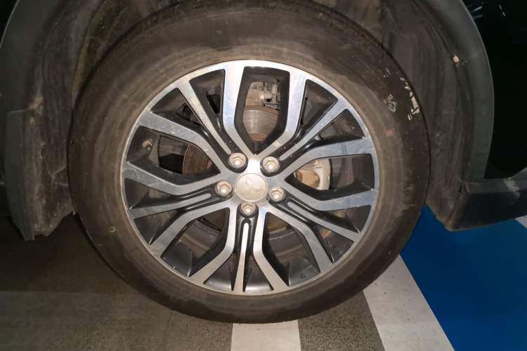 Used Mitsubishi Outlander 2018 2.0L Two-Wheel Drive Glory Edition 5 Seats Right Front Wheel Hub