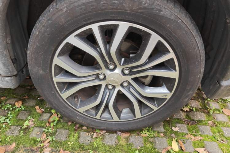 Used Mitsubishi Outlander 2018 2.0L Two-Wheel Drive Glory Edition 5 Seats Right Front Wheel Hub