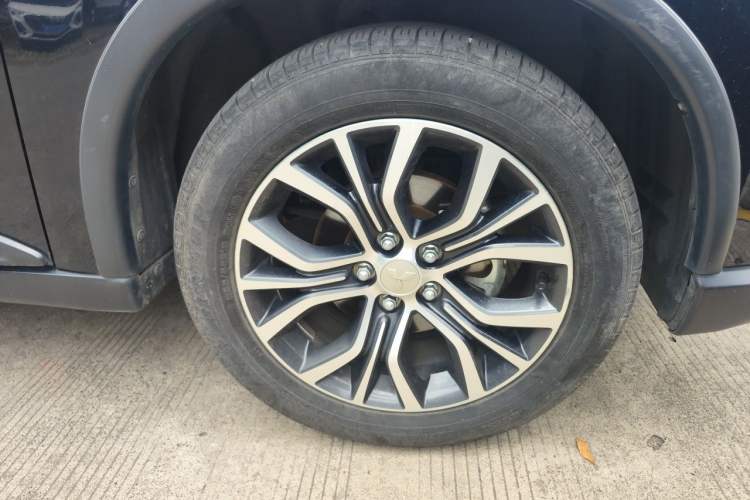 Used Mitsubishi Outlander 2018 2.4L 4x4 Elite Edition 5 Seats Right Front Wheel Hub