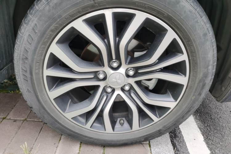 Used Mitsubishi Outlander 2018 2.4L 4x4 Luxury Edition 7-Seater Right Front Wheel Hub