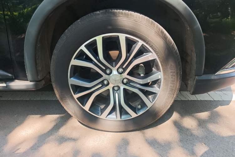 Used Mitsubishi Outlander 2018 2.0L Two-Wheel Drive Glory Edition 5 Seats Right Front Wheel Hub