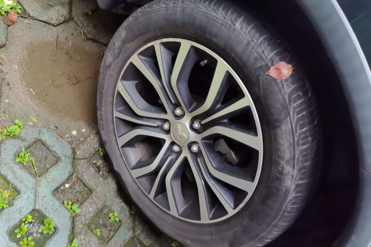 Used Mitsubishi Outlander 2018 2.0L Two-Wheel Drive Glory Edition 5 Seats Right Front Wheel Hub