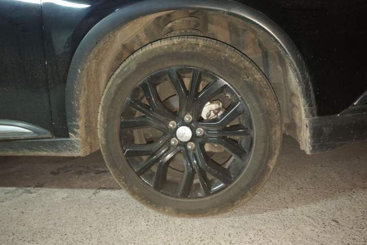 Used Mitsubishi Outlander 2018 2.0L Two-Wheel Drive Glory Edition 5 Seats Right Front Wheel Hub