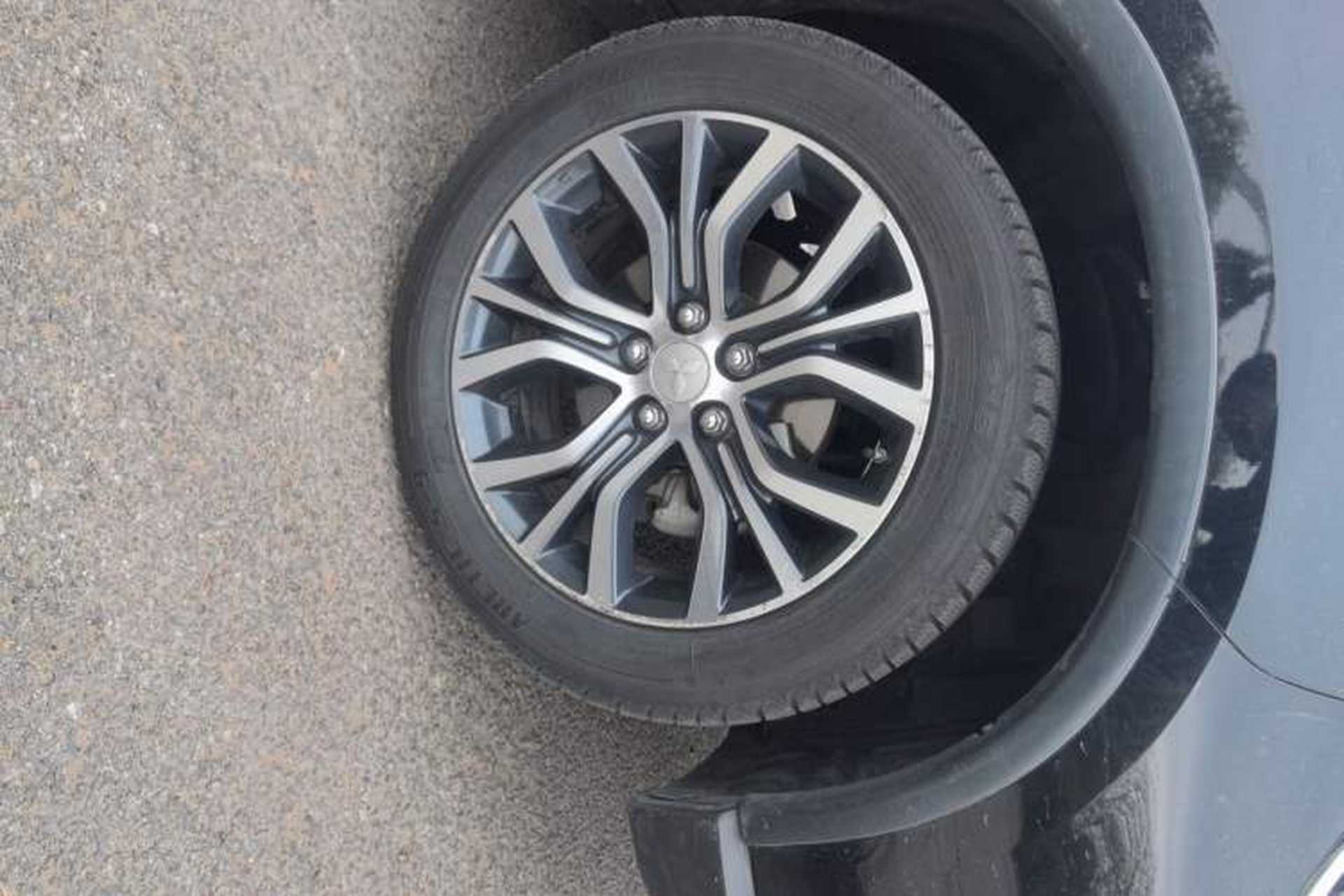 Used Mitsubishi Outlander 2018 2.0L Two-Wheel Drive Glory Edition 5 Seats Right Front Wheel Hub