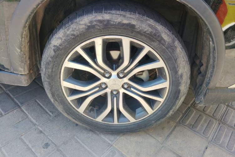 Used Mitsubishi Outlander 2018 2.4L 4x4 Elite Edition 5 Seats Right Front Wheel Hub