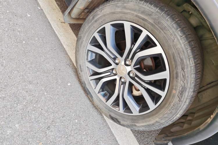 Used Mitsubishi Outlander 2018 2.4L 4x4 Luxury Edition 7-Seater Right Front Wheel Hub
