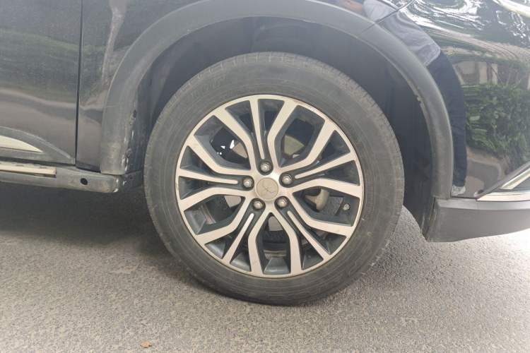 Used Mitsubishi Outlander 2018 2.4L 4x4 Elite Edition 5 Seats Right Front Wheel Hub