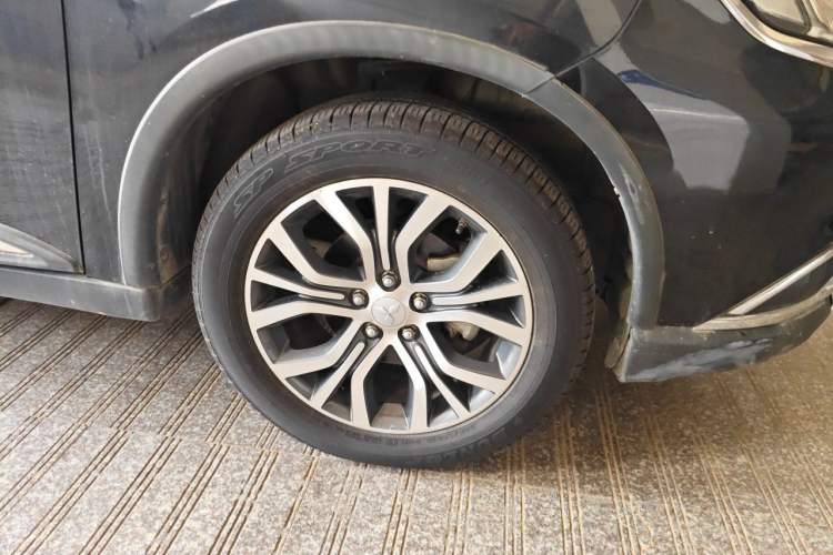 Used Mitsubishi Outlander 2018 2.0L Two-Wheel Drive Glory Edition 5 Seats Right Front Wheel Hub