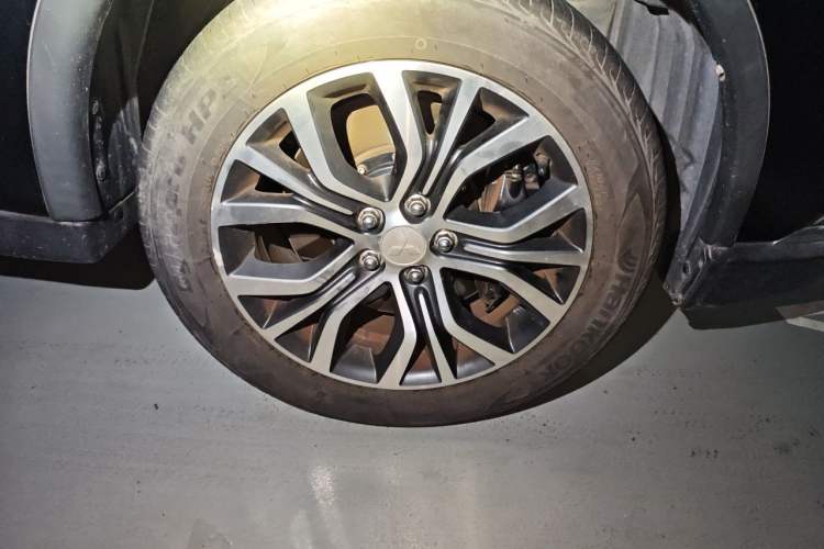Used Mitsubishi Outlander 2018 2.4L 4x4 Elite Edition 5 Seats Right Front Wheel Hub