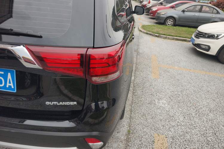 Used Mitsubishi Outlander 2018 2.0L Two-Wheel Drive Glory Edition 5 Seats Right Rear Taillight