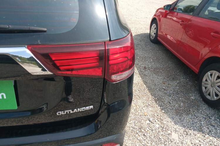 Used Mitsubishi Outlander 2018 2.0L Two-Wheel Drive Glory Edition 5 Seats Right Rear Taillight