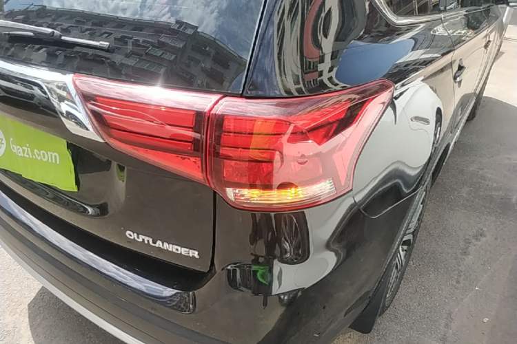 Used Mitsubishi Outlander 2018 2.0L Two-Wheel Drive Glory Edition 5 Seats Right Rear Taillight