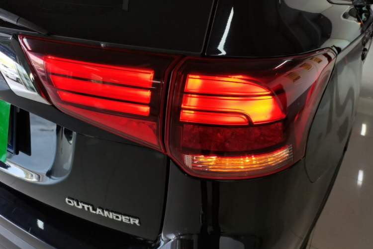 Used Mitsubishi Outlander 2018 2.0L Two-Wheel Drive Glory Edition 5 Seats Right Rear Taillight