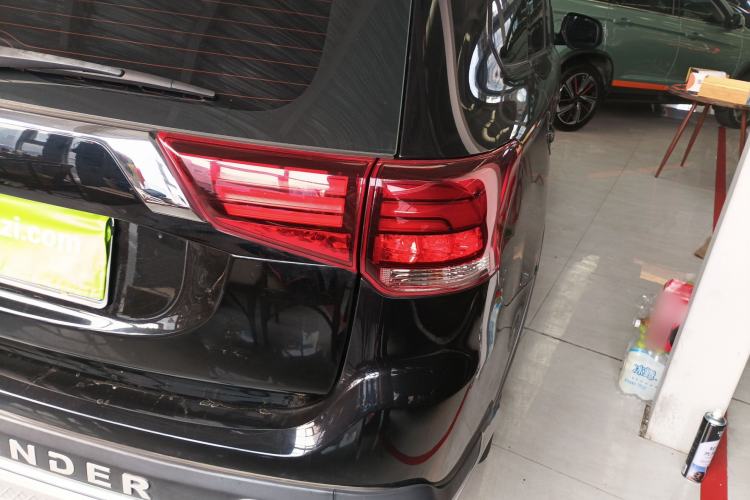 Used Mitsubishi Outlander 2018 2.0L Two-Wheel Drive Glory Edition 5 Seats Right Rear Taillight
