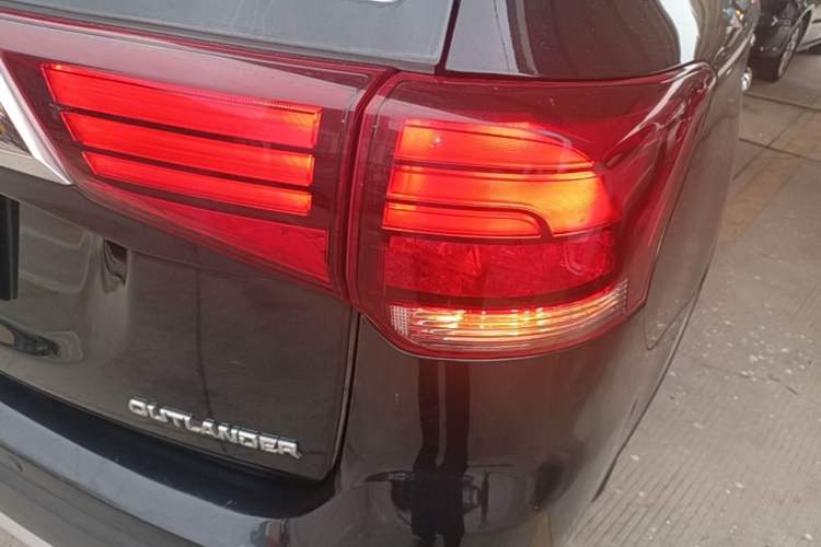 Used Mitsubishi Outlander 2018 2.4L 4x4 Elite Edition 5 Seats Right Rear Taillight