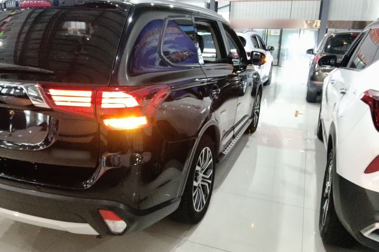 Used Mitsubishi Outlander 2018 2.0L Two-Wheel Drive Glory Edition 5 Seats Right Rear Taillight