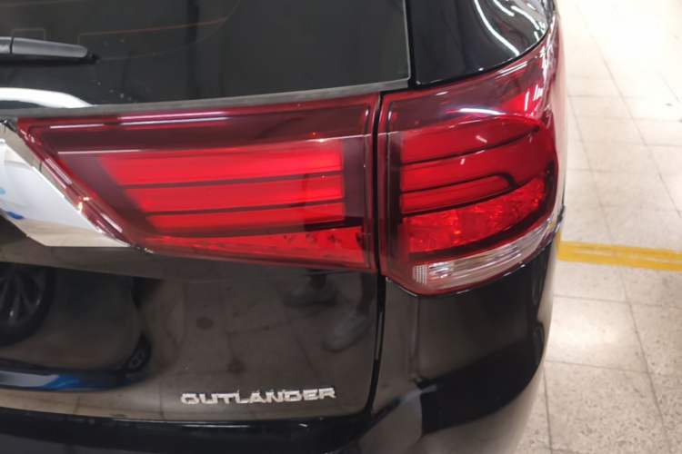 Used Mitsubishi Outlander 2018 2.0L Two-Wheel-Drive Jiale Edition 7-Seater Right Rear Taillight