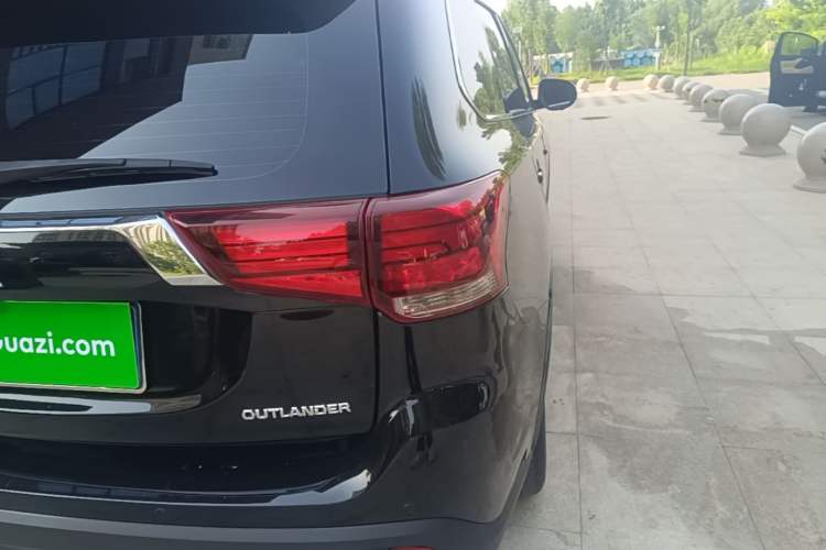Used Mitsubishi Outlander 2018 2.0L Two-Wheel Drive Glory Edition 5 Seats Right Rear Taillight