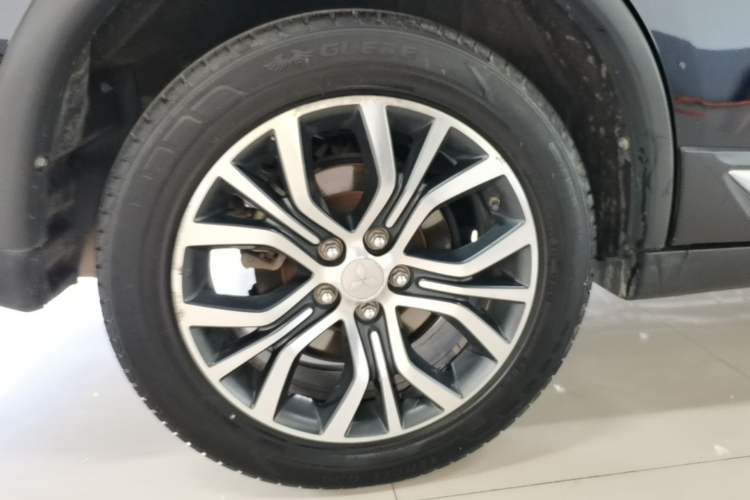 Used Mitsubishi Outlander 2018 2.0L Two-Wheel Drive Glory Edition 5 Seats Right Rear Wheel Hub