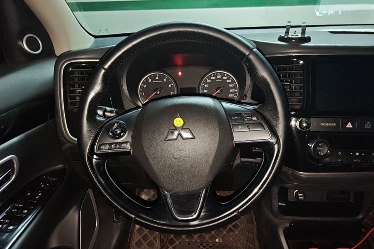 Used Mitsubishi Outlander 2018 2.0L Two-Wheel Drive Glory Edition 5 Seats Steering Wheel