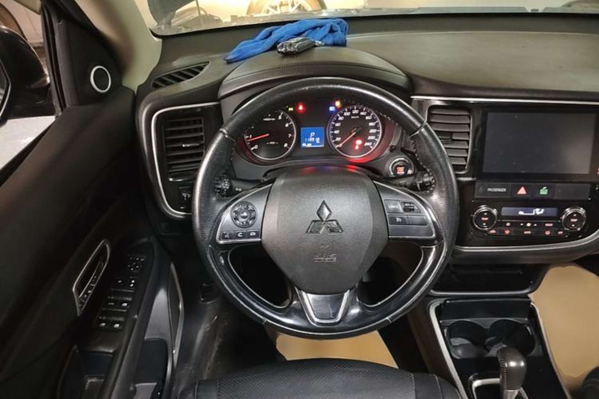 Used Mitsubishi Outlander 2018 2.0L Two-Wheel Drive Glory Edition 5 Seats Steering Wheel