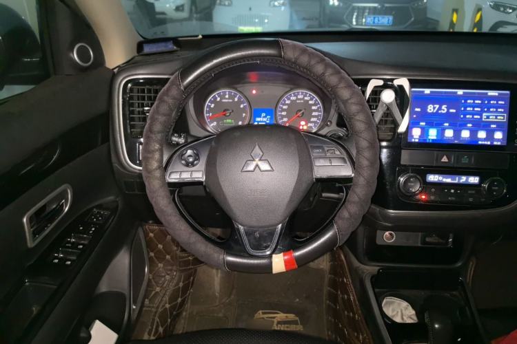 Used Mitsubishi Outlander 2018 2.0L Two-Wheel Drive Glory Edition 5 Seats Steering Wheel