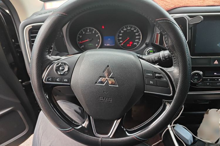 Used Mitsubishi Outlander 2018 2.0L Two-Wheel Drive Glory Edition 5 Seats Steering Wheel