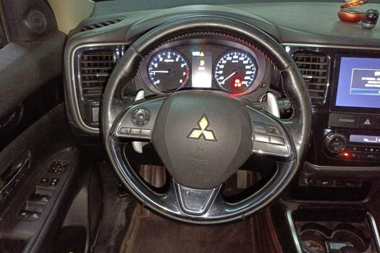 Used Mitsubishi Outlander 2018 2.4L 4x4 Elite Edition 5 Seats Steering Wheel