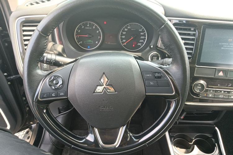 Used Mitsubishi Outlander 2018 2.0L Two-Wheel Drive Glory Edition 5 Seats Steering Wheel