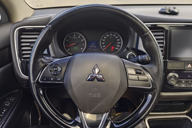 Used Mitsubishi Outlander 2018 2.0L Two-Wheel Drive Glory Edition 5 Seats Steering Wheel