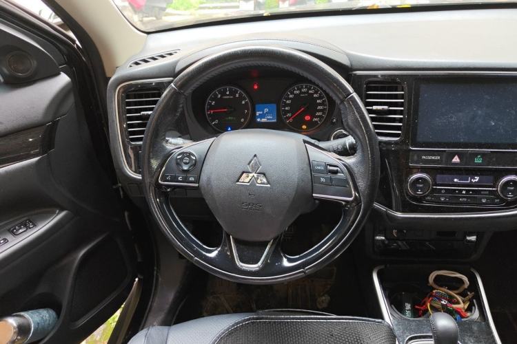 Used Mitsubishi Outlander 2018 2.0L Two-Wheel Drive Glory Edition 5 Seats Steering Wheel