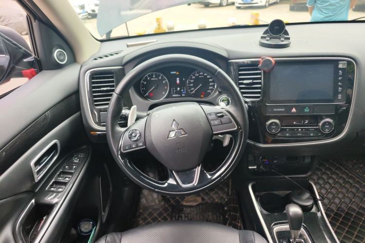 Used Mitsubishi Outlander 2018 2.4L 4x4 Elite Edition 5 Seats Steering Wheel