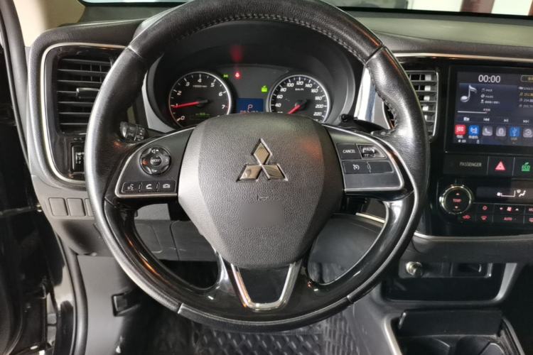 Used Mitsubishi Outlander 2018 2.0L Two-Wheel Drive Glory Edition 5 Seats Steering Wheel