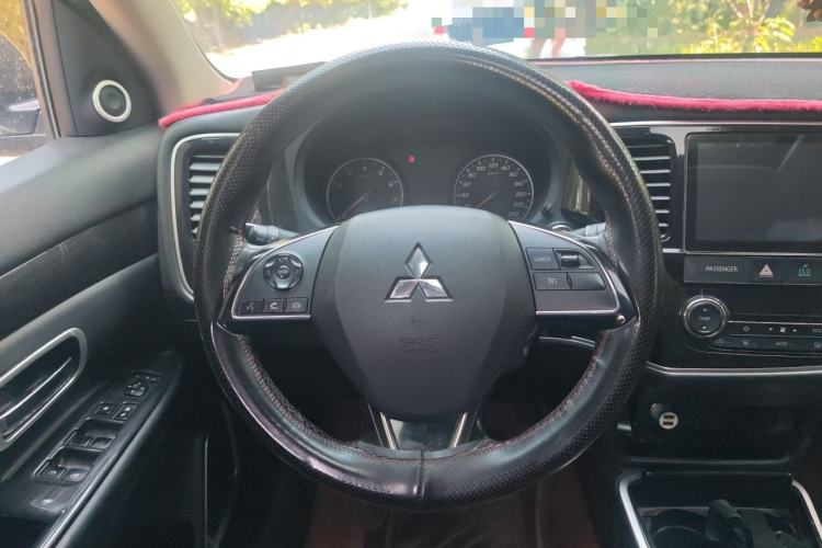 Used Mitsubishi Outlander 2018 2.0L Two-Wheel Drive Glory Edition 5 Seats Steering Wheel