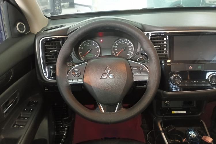 Used Mitsubishi Outlander 2018 2.0L Two-Wheel Drive Glory Edition 5 Seats Steering Wheel