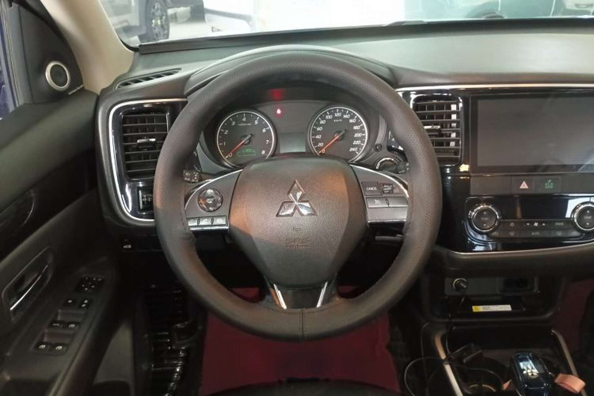 Used Mitsubishi Outlander 2018 2.0L Two-Wheel Drive Glory Edition 5 Seats Steering Wheel