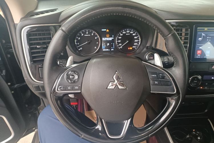 Used Mitsubishi Outlander 2018 2.4L 4x4 Elite Edition 5 Seats Steering Wheel