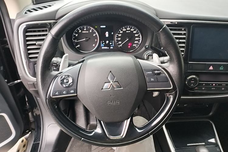 Used Mitsubishi Outlander 2018 2.4L 4x4 Elite Edition 5 Seats Steering Wheel