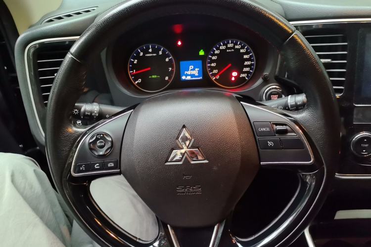 Used Mitsubishi Outlander 2018 2.0L Two-Wheel Drive Glory Edition 5 Seats Steering Wheel