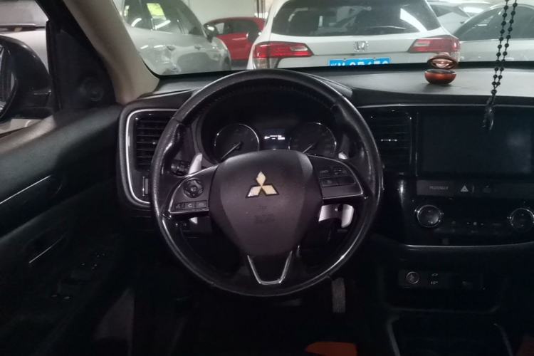 Used Mitsubishi Outlander 2018 2.4L 4x4 Elite Edition 5 Seats Steering Wheel