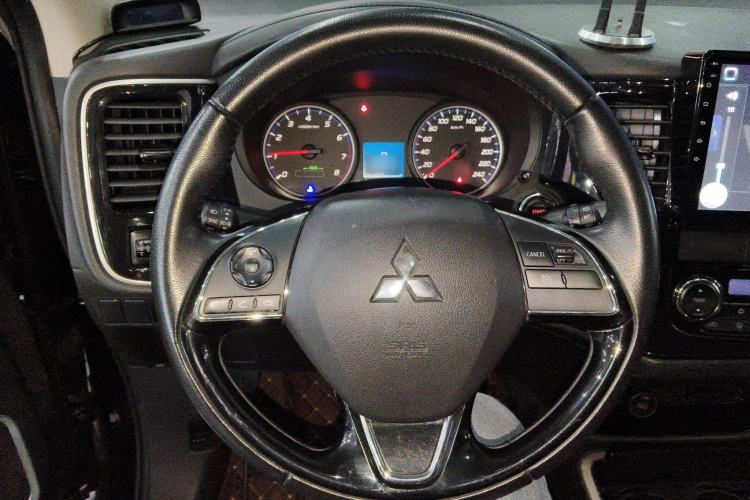 Used Mitsubishi Outlander 2018 2.0L Two-Wheel Drive Glory Edition 5 Seats Steering Wheel