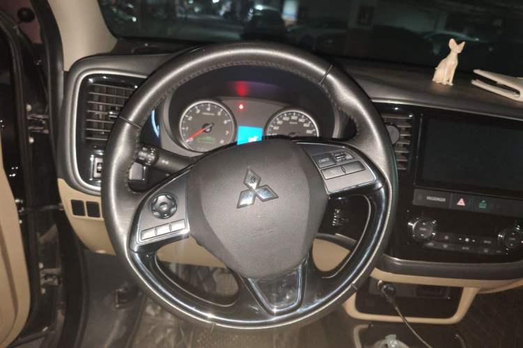 Used Mitsubishi Outlander 2018 2.0L Two-Wheel Drive Glory Edition 5 Seats Steering Wheel