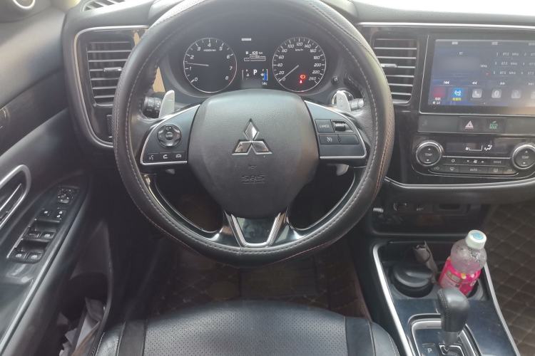 Used Mitsubishi Outlander 2018 2.4L 4x4 Elite Edition 5 Seats Steering Wheel
