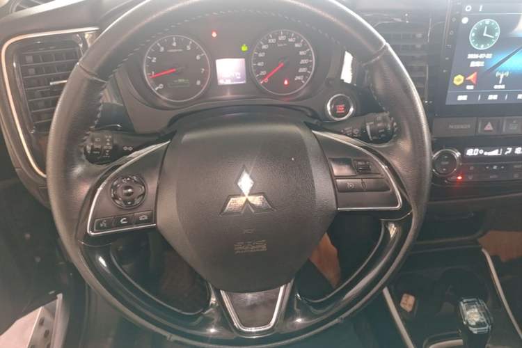 Used Mitsubishi Outlander 2018 2.0L Two-Wheel Drive Glory Edition 5 Seats Steering Wheel