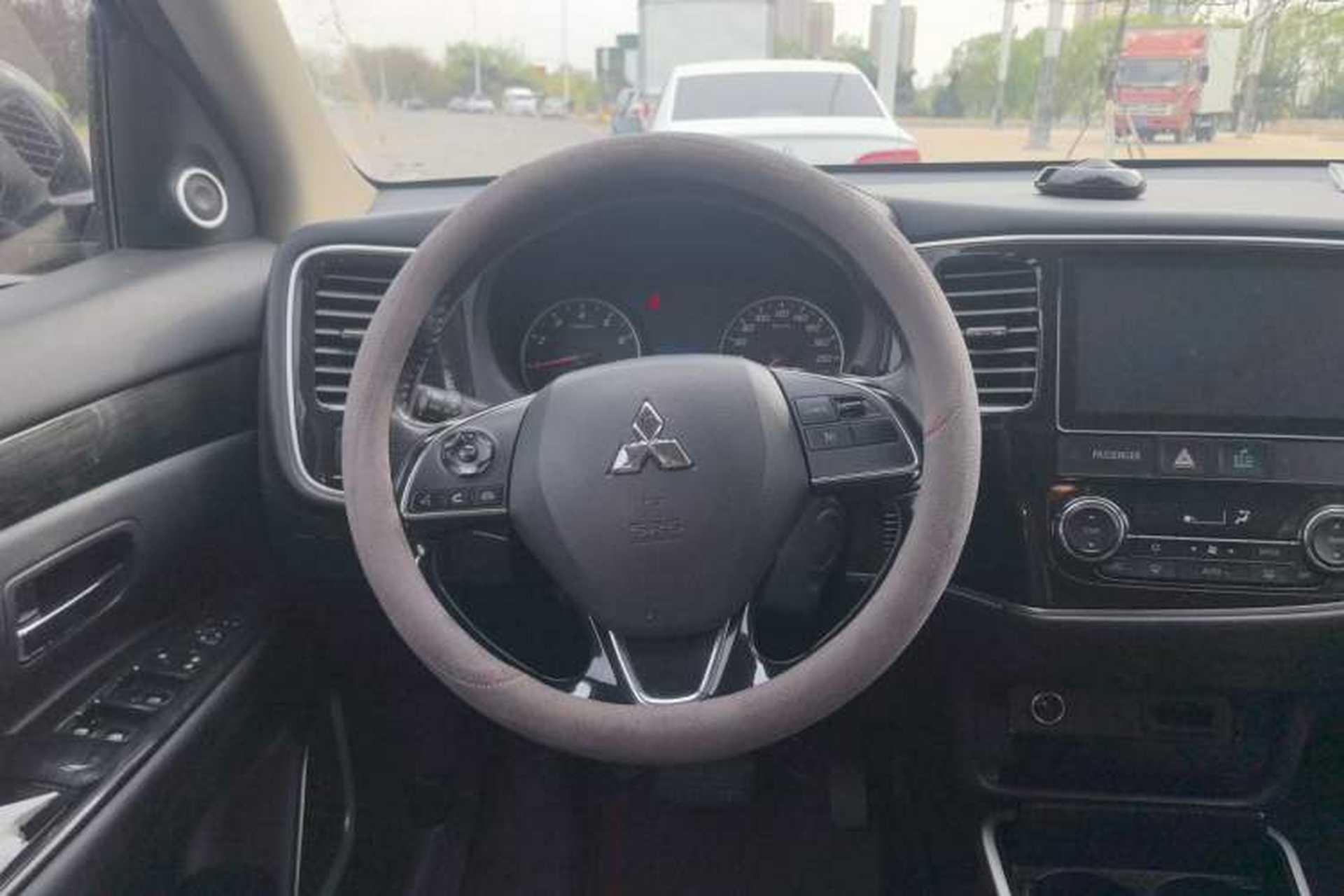 Used Mitsubishi Outlander 2018 2.0L Two-Wheel Drive Glory Edition 5 Seats Steering Wheel