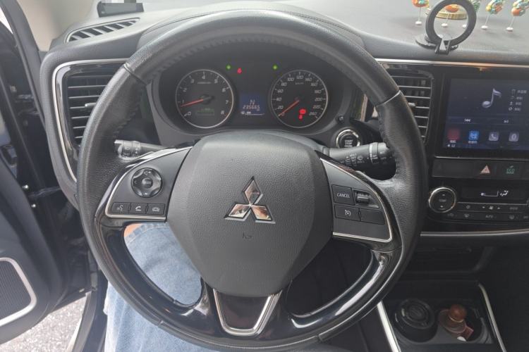 Used Mitsubishi Outlander 2018 2.0L Two-Wheel Drive Glory Edition 5 Seats Steering Wheel