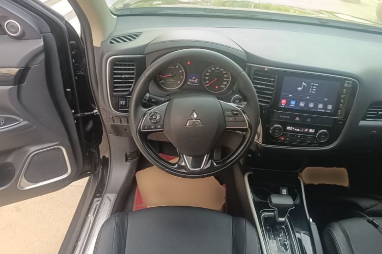 Used Mitsubishi Outlander 2018 2.0L Two-Wheel Drive Glory Edition 5 Seats Steering Wheel